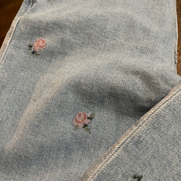 Old Navy Floral Embroidered High-Rise OG loose Jeans Size 4 Like New - Picture 4 of 5